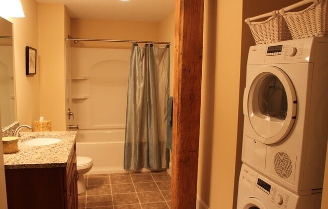 2 beds, 1 bath, 823 sqft, $2,150, Unit A-411