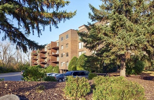 Garden Space at Creek Point Apartments, Hopkins