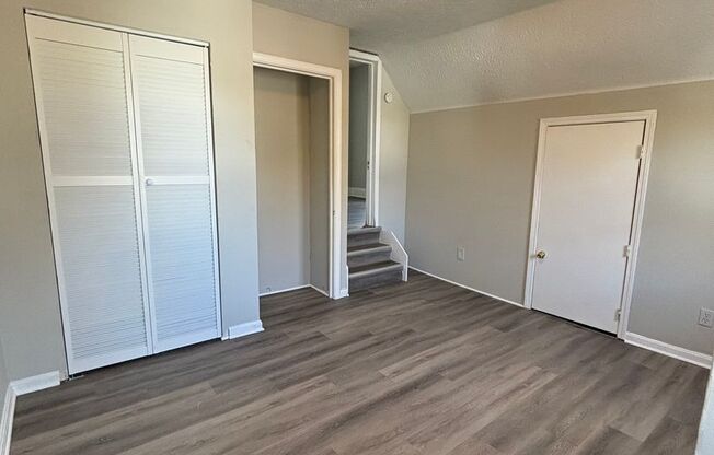 3 beds, 1 bath, $950, Unit Gifford UP