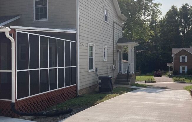 Renovated 2 Bedroom Townhome with Screen In Back Porch