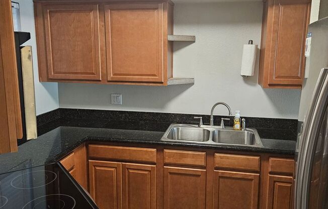 Premium Scottsdale Location, Easy access to the 101 or the 202 and minutes to the airport!! 2 story with a garage, each room has its own bathroom!!! All appliances!!! Community Pool!!!