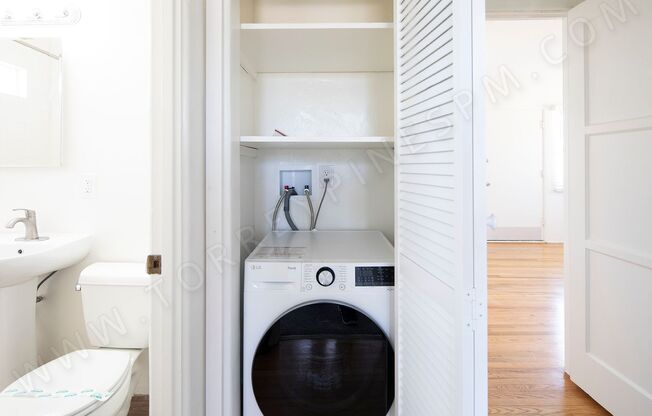 Bright 2 BR in Great Pacific Beach Location with Washer/Dryer!