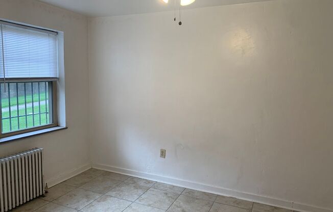 3 beds, 1 bath, $2,195, Unit 206D