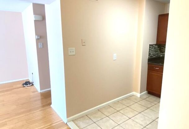 2 beds, 1 bath, 924 sqft, $1,300, Unit Unit 2