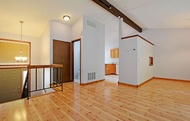 Beautiful 2 Bed 1.5 bathroom Woodbury Townhome