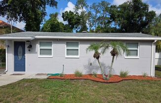 Updated 2 bedroom 1 bathroom with bonus room in Tampa!!