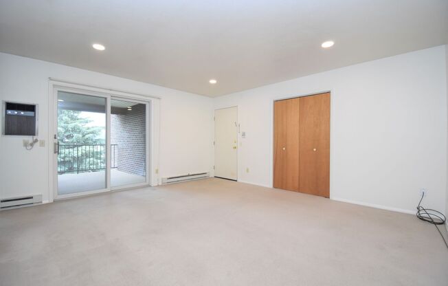 PET FRIENDLY Spacious 3rd floor apartment in the heart of town! 2bedroom 1.5 bath
