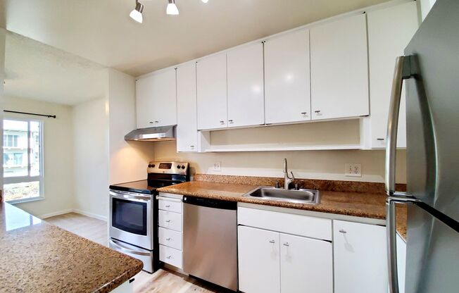 Beautiful, sunny woodlake condo