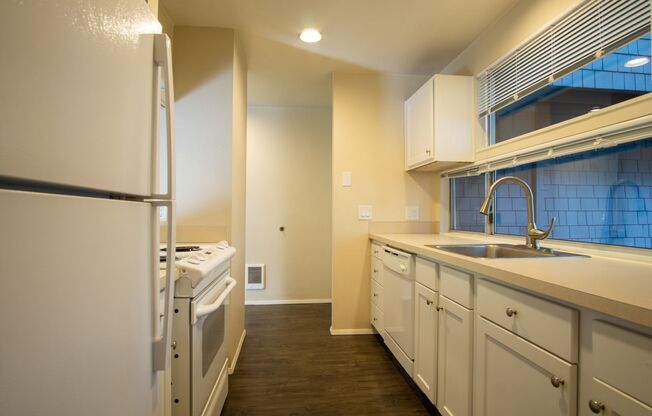 Get $250 OFF! Fantastic Lake Oswego 1Bdr w/Fireplace, Dishwasher, W/D & Patio!