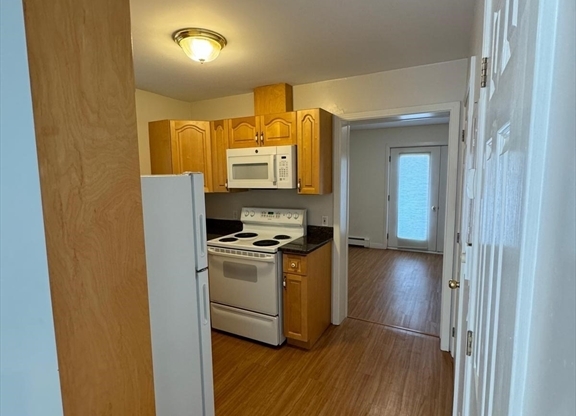 2 beds, 1 bath, 750 sqft, $2,300, Unit 7