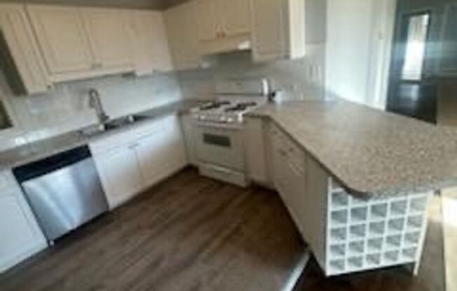 Large 3 bedroom 2 bathroom Condo with Central AC, Hardwood Floors, and more...