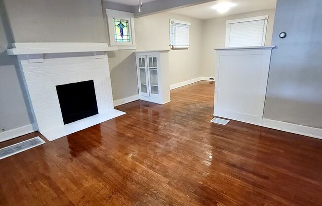 *** Mt. Lebanon Duplex for Rent with Front and Back Porch * Pet Friendly Apartment * Walk to the T * Renovated ***