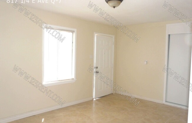 817 1/4 E AVE