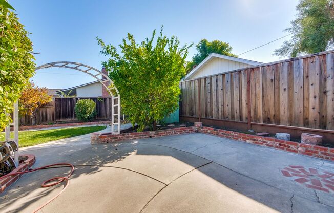 Hardwood Floors- Top Moreland SCH- SM Dogs Welcome- Close to Apple