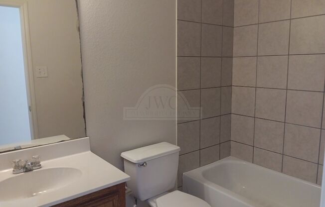 3 beds, 2 baths, $1,250, Unit 1302 Nicholas Cir Unit B