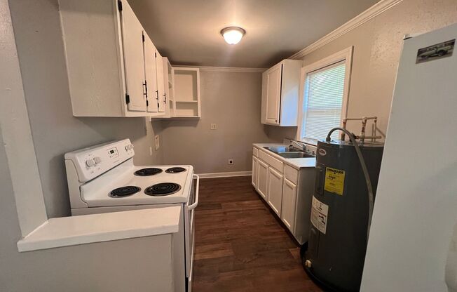 2 beds, 1 bath, $950, Unit B