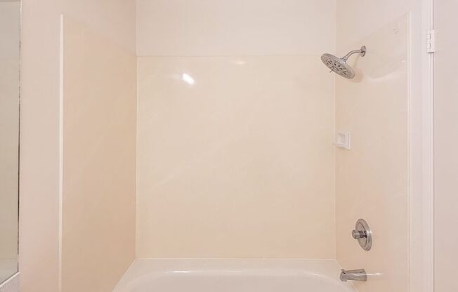 2 beds, 2 baths, $3,200, Unit 91-1035 Laaulu St. #24C