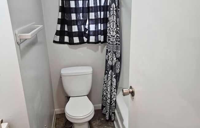 2 bedroom with fully fenced yard in bremerton, close to everything