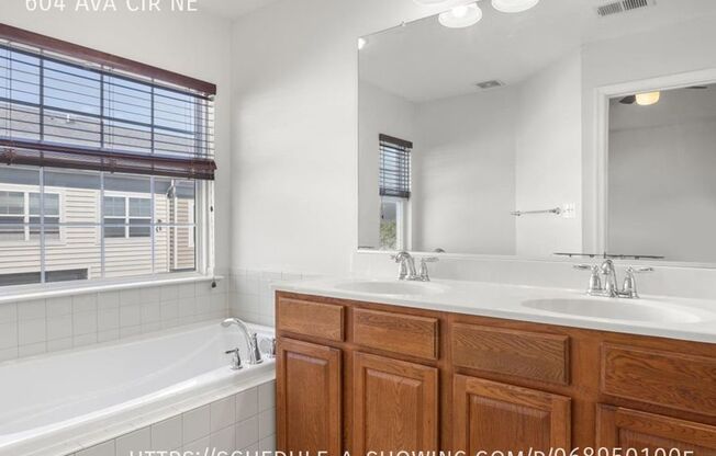 604 AVENIDA CIR NE