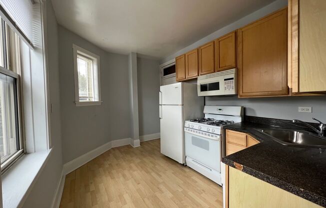 Beautiful Vintage Apartments Near NorthShore Evanston Hospital