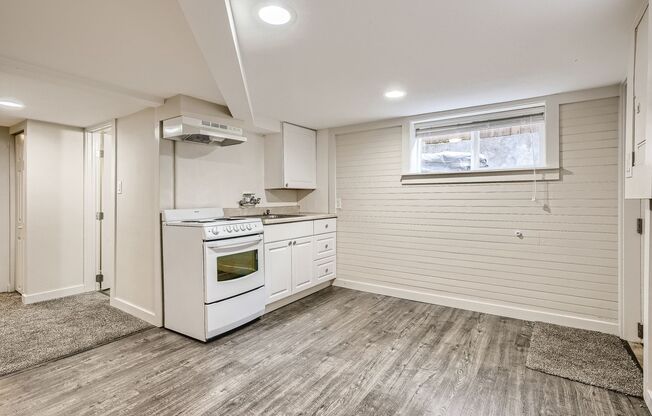 Charming 1Bed/1Bath Daylight Basement in Desirable Wallingford Triplex!