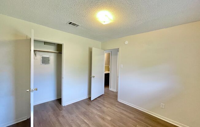 2 beds, 1 bath, 710 sqft, $700, Unit A