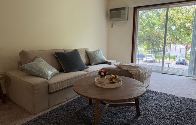 2 beds, 1 bath, 965 sqft, $1,665, Unit 7741RE