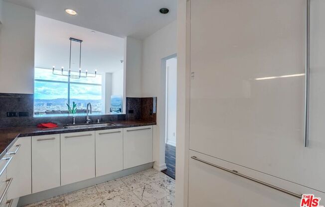 1 bed, 2 baths, 1,020 sqft, $5,500, Unit 31F