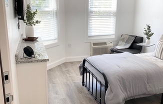 Studio, 1 bath, $895, Unit 3