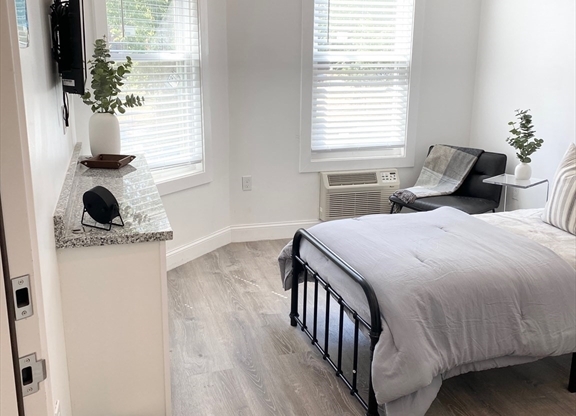 Studio, 1 bath, $895, Unit 3