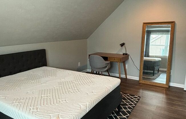 2 beds, 1 bath, $1,900, Unit Main House Upper Unit