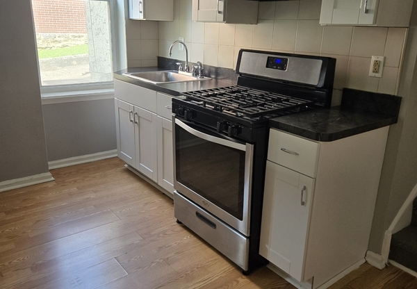 514 W QUEEN LN