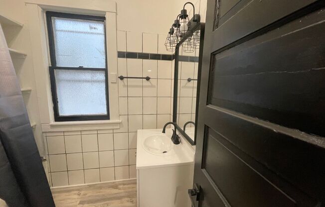 2 beds, 1 bath, 2 sqft, $900, Unit 2804 W Lincoln Ave