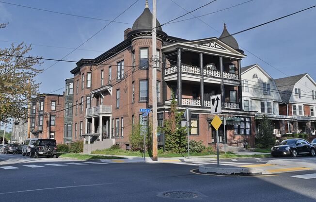 1 bed, 1 bath, 300 sqft, $985, Unit Apt 4