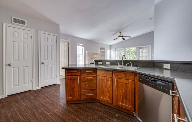 2 beds, 2 baths, $1,650, Unit Unit 213