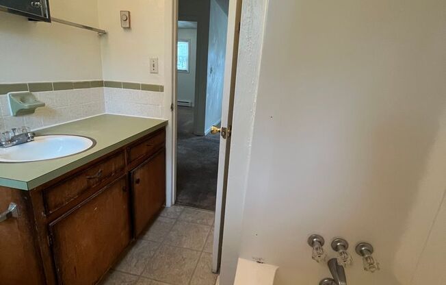 2 beds, 1 bath, 903 sqft, $1,170, Unit K-7