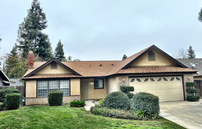 5926 W. FEEMSTER CT. - 3 BEDROOM 2 BATHROOM - SW VISALIA