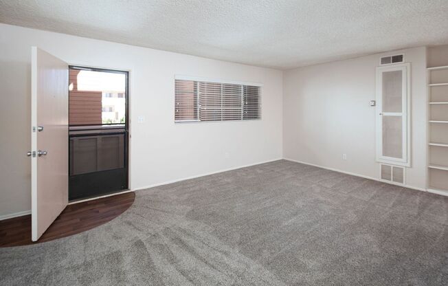 2 beds, 1 bath, 921 sqft, $2,695, Unit 205