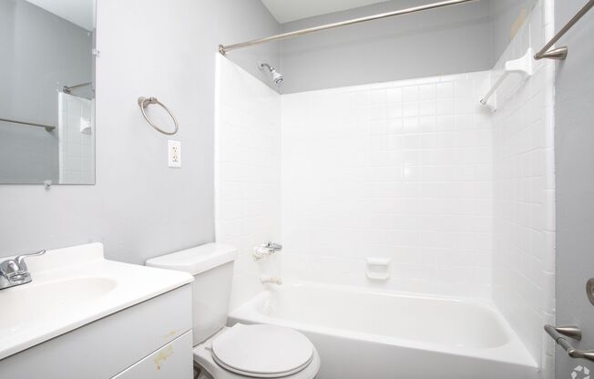 2 beds, 1 bath, 925 sqft, $899, Unit D-02