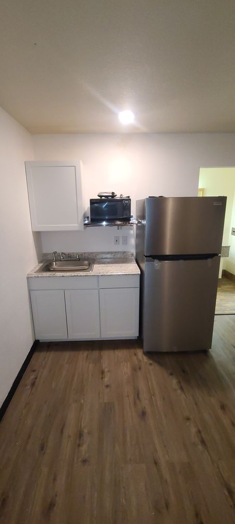 Studio, 1 bath, $895, Unit 202