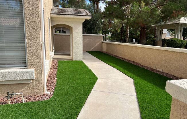 GORGEOUS TOWNHOME FOR IMMEDIATE MOVE-IN