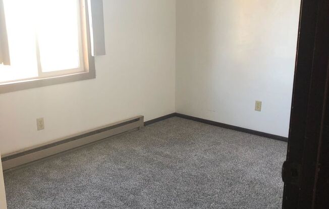 2 beds, 1 bath, $600, Unit 2