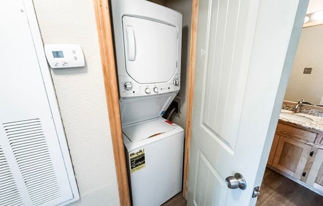 2 beds, 2 baths, $1,100, Unit APARTMENT 90