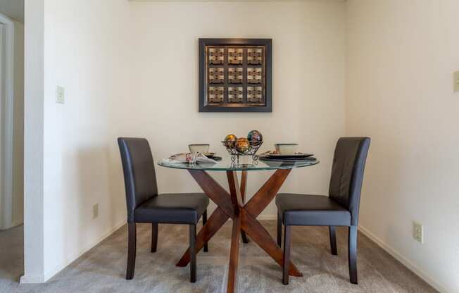 Dining table and chairat Coventry Oaks Apartments, Kansas