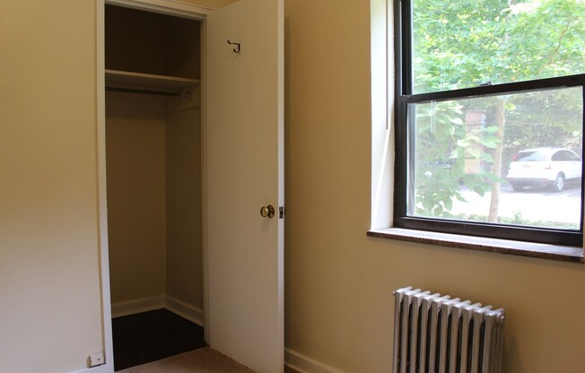2 beds, 1 bath, 710 sqft, $1,660, Unit 08C