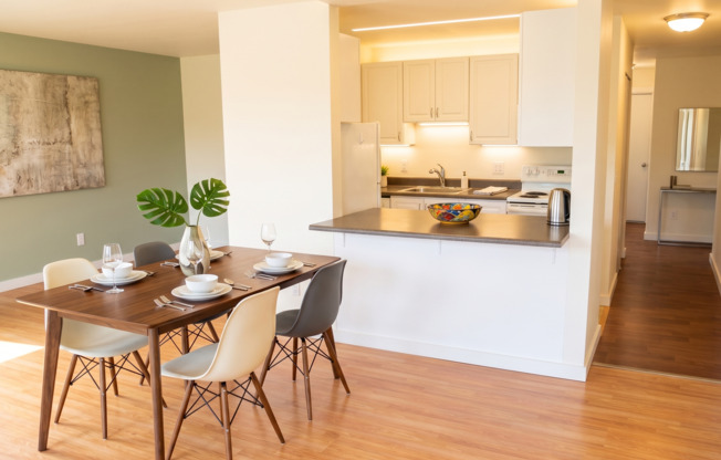 3 beds, 1 bath, $2,895, Unit R-412