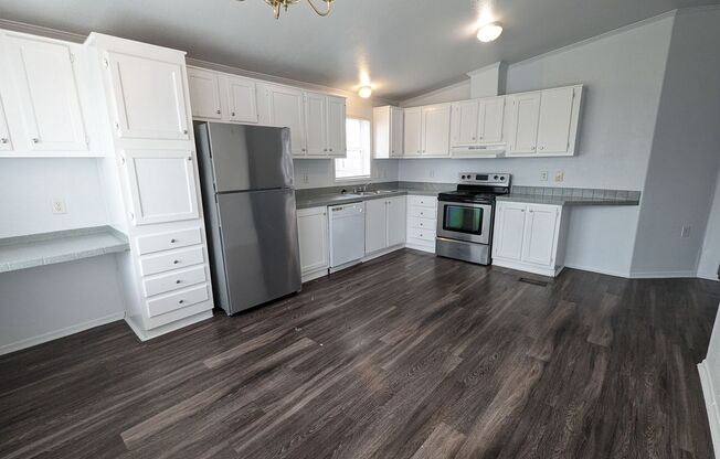 Great Southeast Austin Location! 3 Bed / 2 Bath with Private Back Yard