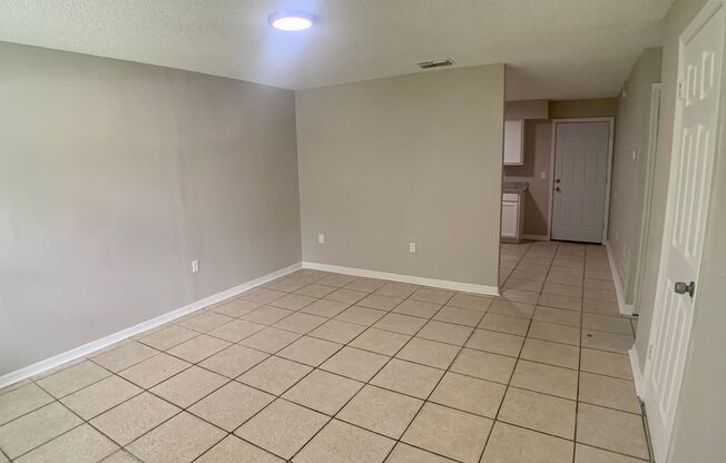 2 beds, 1 bath, 770 sqft, $1,100, Unit Birchwood 1