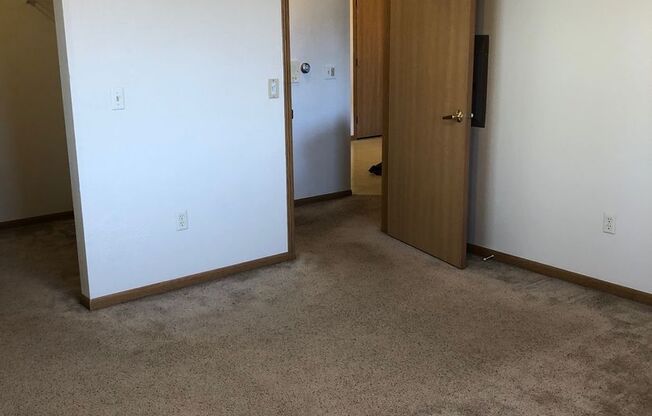 2 beds, 1 bath, 900 sqft, $899