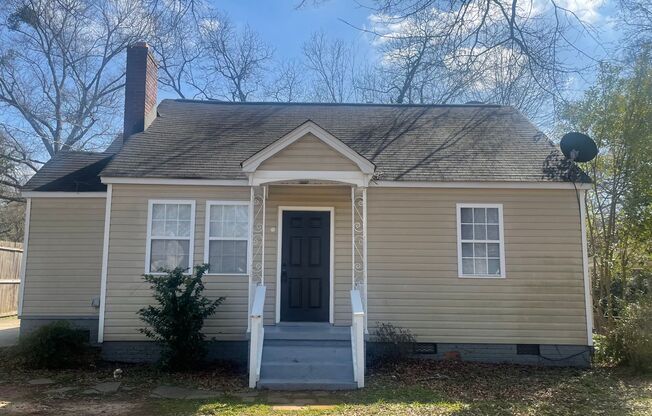 Charming three bedroom two bathroom home in Augusta Road neighborhood! 1st month free!